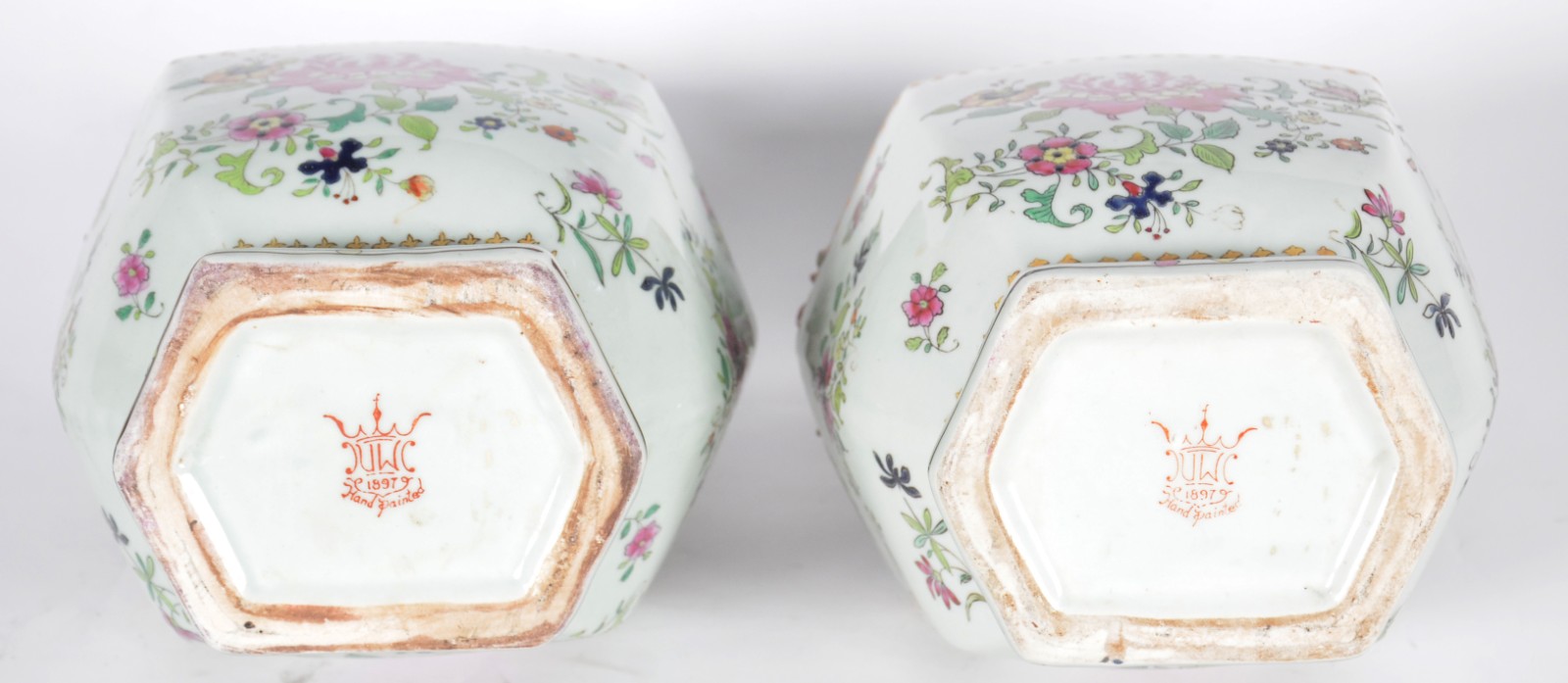 Par de vasos de porcelana oriental pintados a mão com motivos florais... - foto 8 de 10