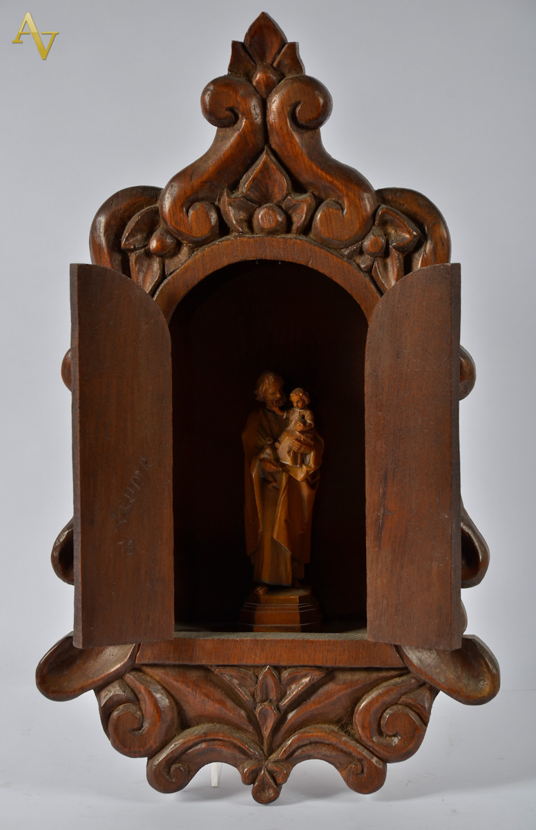 São José com oratório de madeira. Alt 50 cm, larg. 30 cm ( oratório).