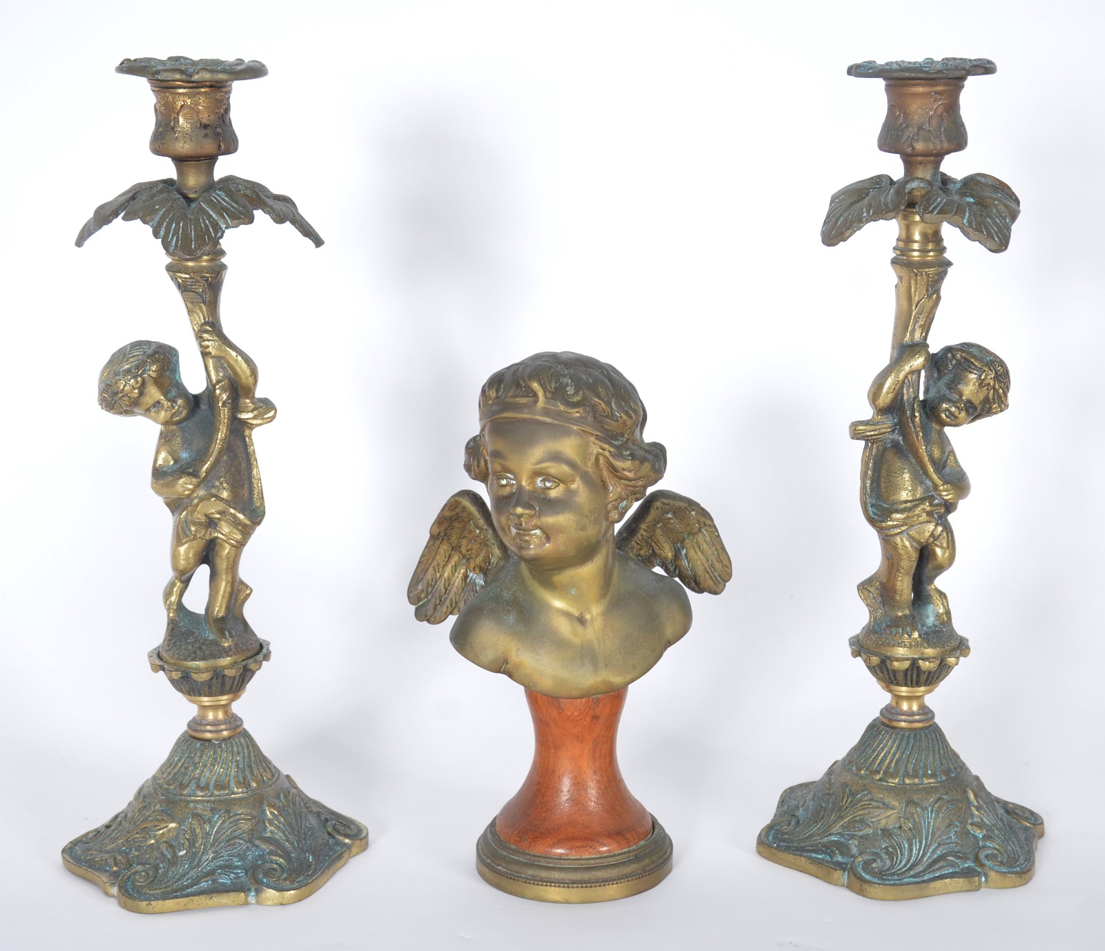Tres peças de metal dourado, sendo: par de castiçais com figuras de... - foto 1 de 8