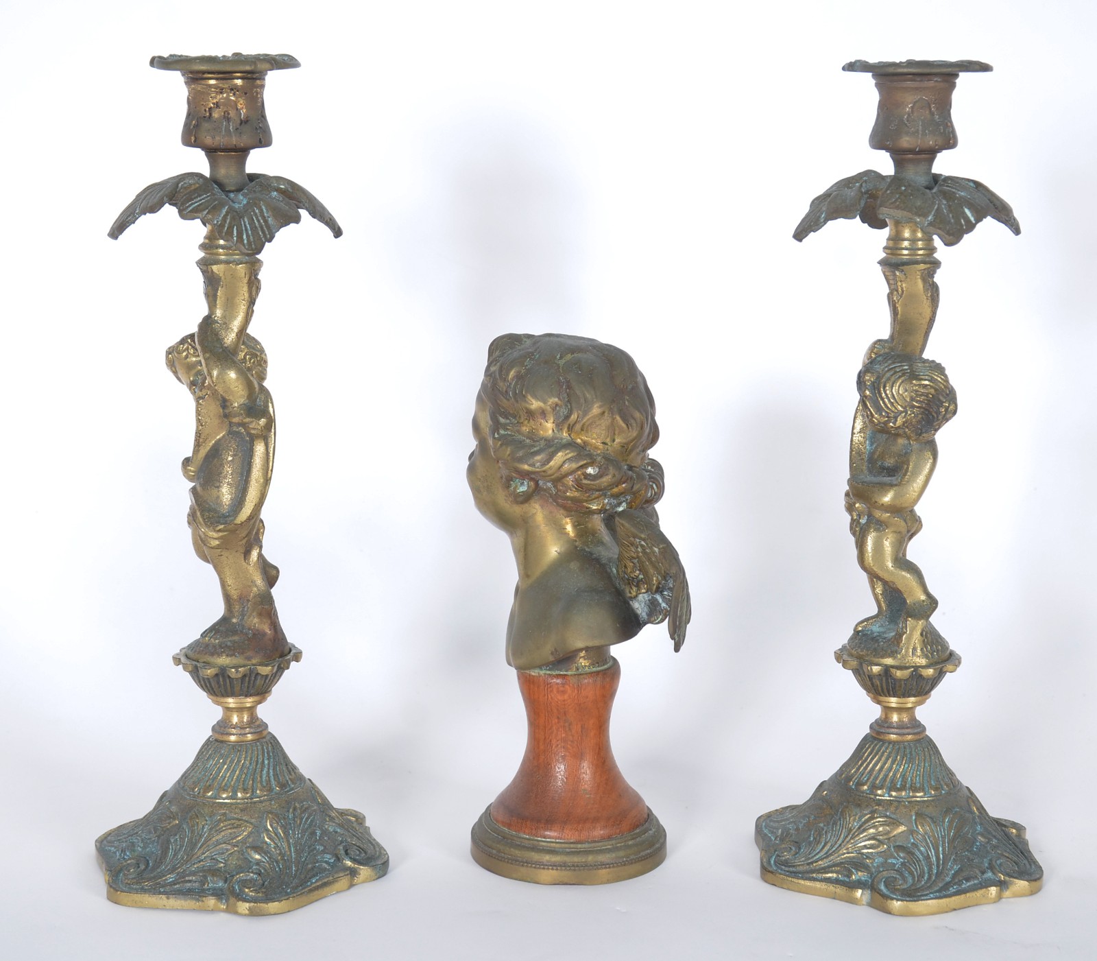 Tres peças de metal dourado, sendo: par de castiçais com figuras de... - foto 2 de 8