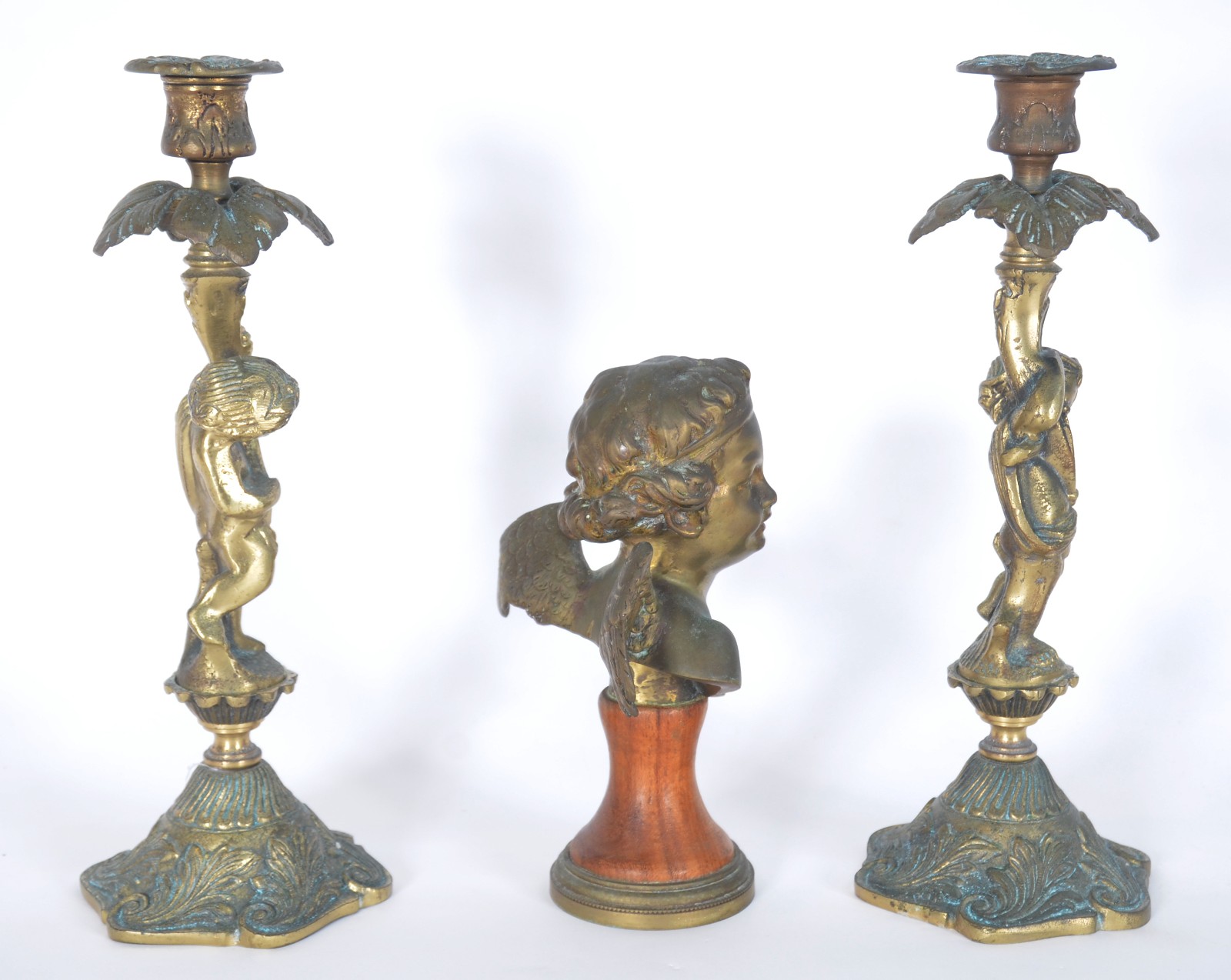 Tres peças de metal dourado, sendo: par de castiçais com figuras de... - foto 3 de 8