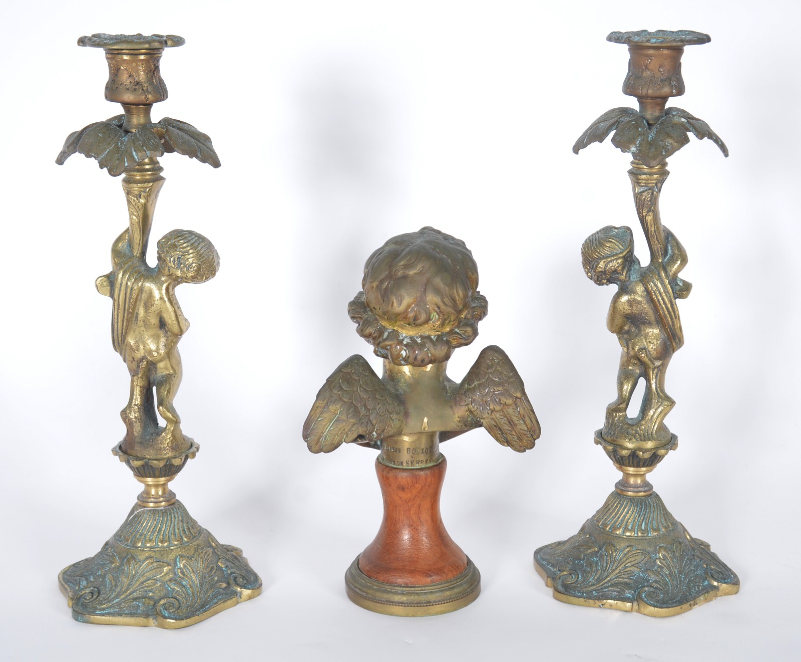 Tres peças de metal dourado, sendo: par de castiçais com figuras de... - foto 4 de 8