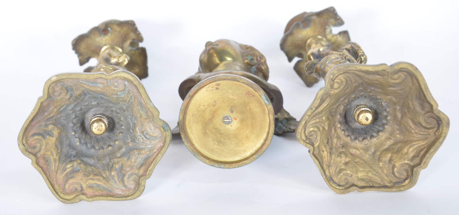 Tres peças de metal dourado, sendo: par de castiçais com figuras de... - foto 8 de 8