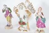 Três peças de porcelana, sendo: par de figuras ... - Três peças de porcelana, sendo: par de figuras de casal policromado (dedinhos quebrados), Vaso Vieira de Castro.