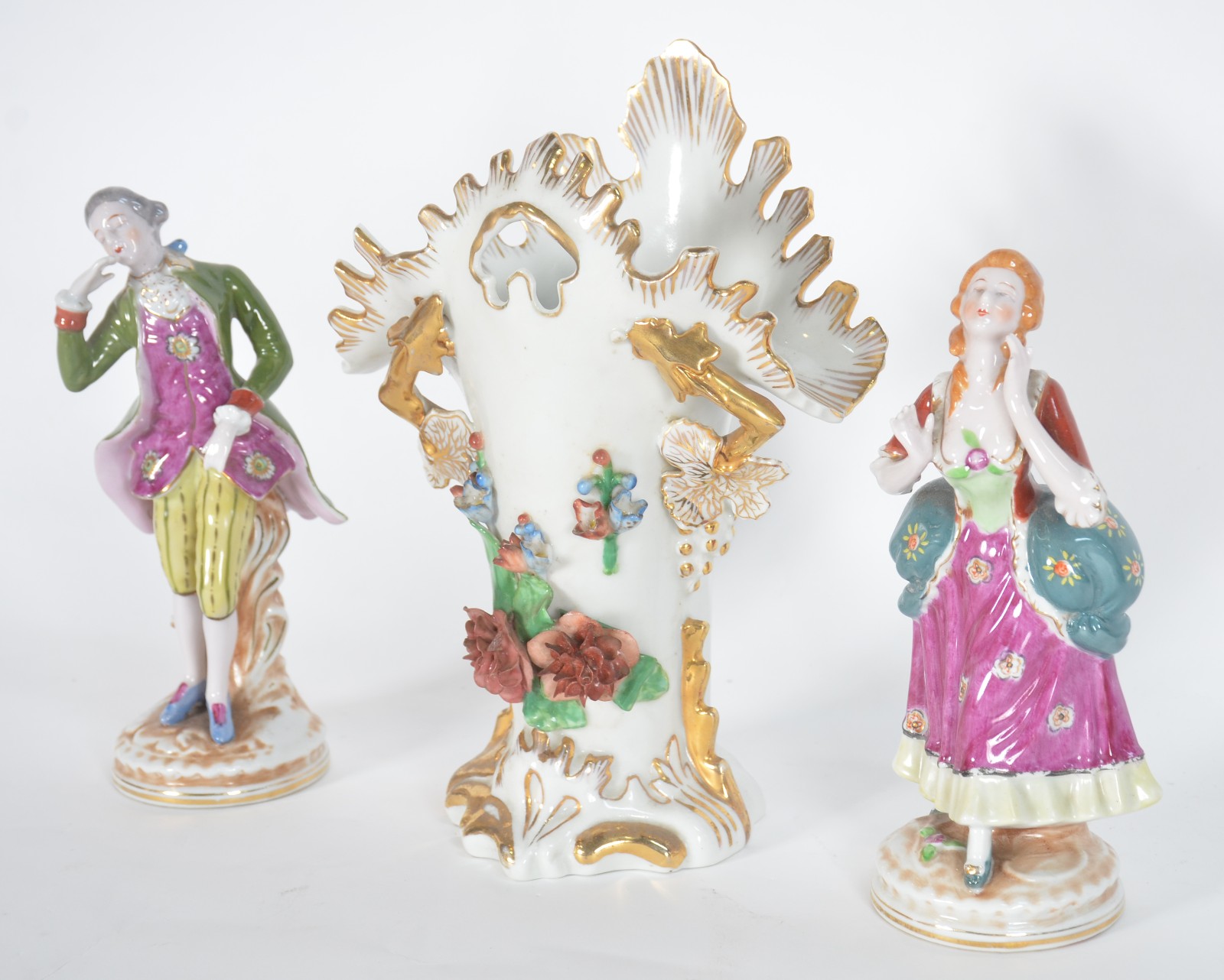 Três peças de porcelana, sendo: par de figuras de casal policromado... - foto 1 de 11