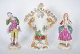 Três peças de porcelana, sendo: par de figuras ... - Três peças de porcelana, sendo: par de figuras de casal policromado (dedinhos quebrados), Vaso Vieira de Castro.