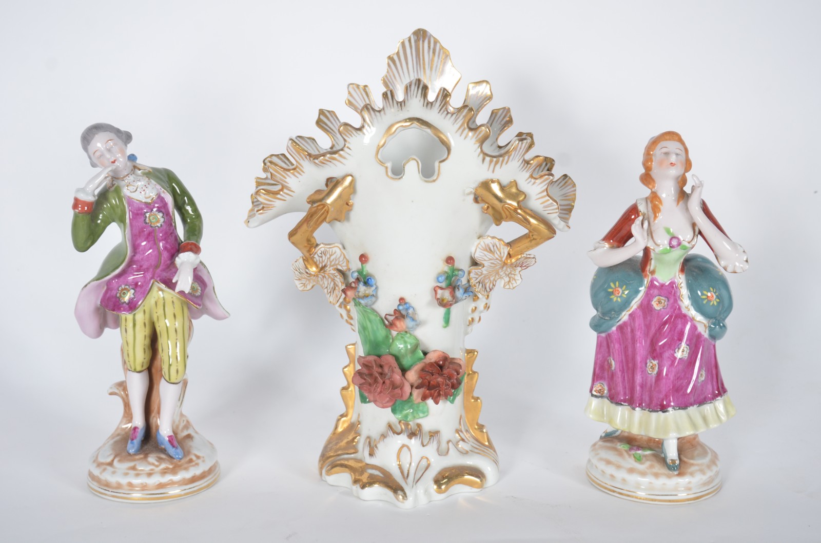 Três peças de porcelana, sendo: par de figuras de casal policromado... - foto 2 de 11