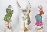 Três peças de porcelana, sendo: par de figuras ... - Três peças de porcelana, sendo: par de figuras de casal policromado (dedinhos quebrados), Vaso Vieira de Castro.