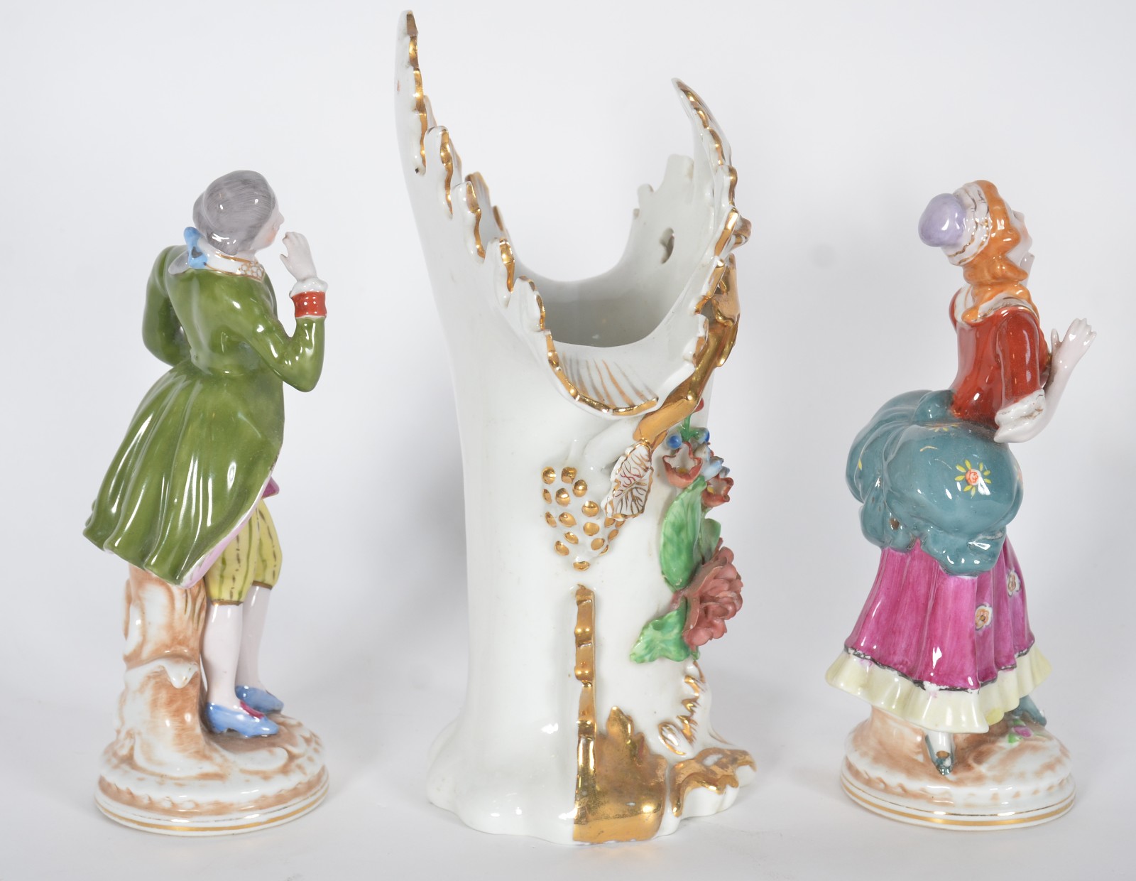 Três peças de porcelana, sendo: par de figuras de casal policromado... - foto 3 de 11