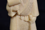 Estatueta de marfim repres. homem com serrote e... - Estatueta de marfim repres. homem com serrote e martelo - assinado. Alt 10cm.