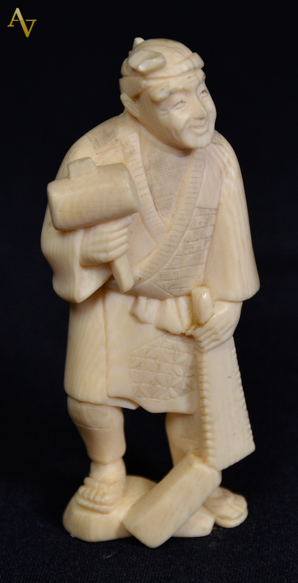 Estatueta de marfim repres. homem com serrote e martelo - assinado...