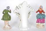 Três peças de porcelana, sendo: par de figuras ... - Três peças de porcelana, sendo: par de figuras de casal policromado (dedinhos quebrados), Vaso Vieira de Castro.