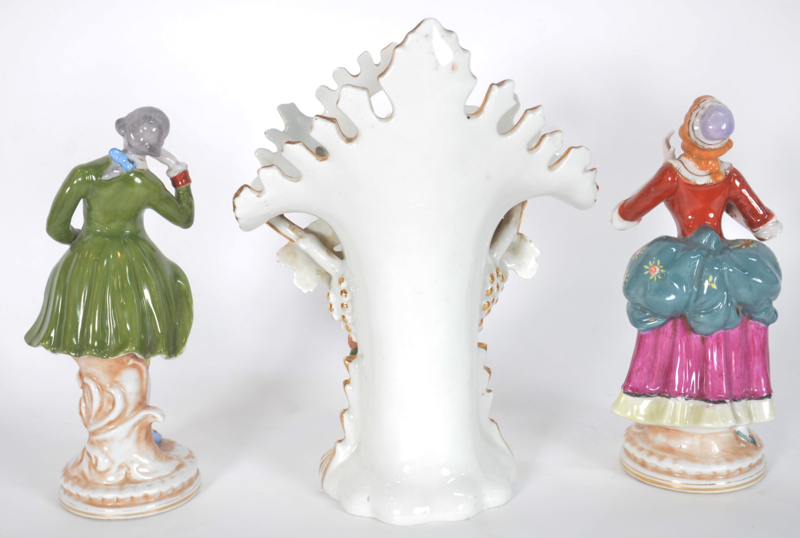 Três peças de porcelana, sendo: par de figuras de casal policromado... - foto 4 de 11