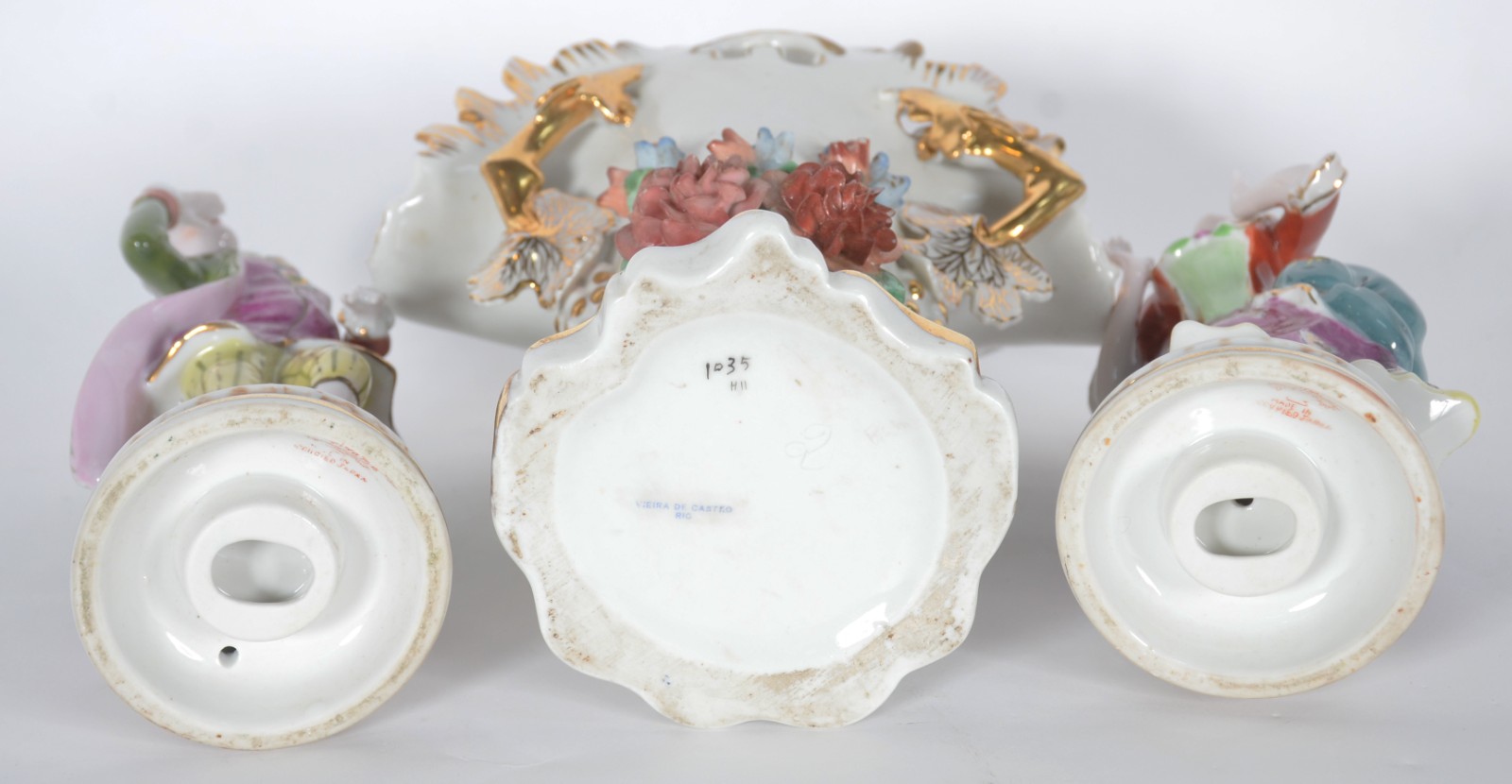 Três peças de porcelana, sendo: par de figuras de casal policromado... - foto 7 de 11