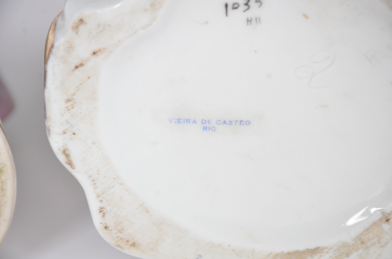 Três peças de porcelana, sendo: par de figuras de casal policromado... - foto 8 de 11