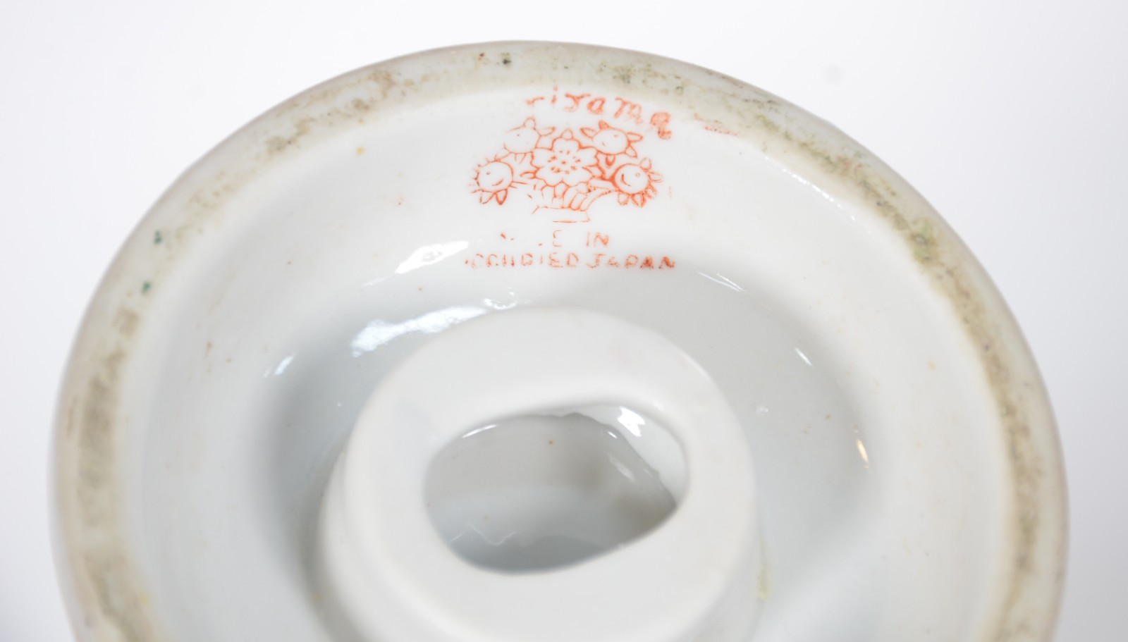 Três peças de porcelana, sendo: par de figuras de casal policromado... - foto 9 de 11