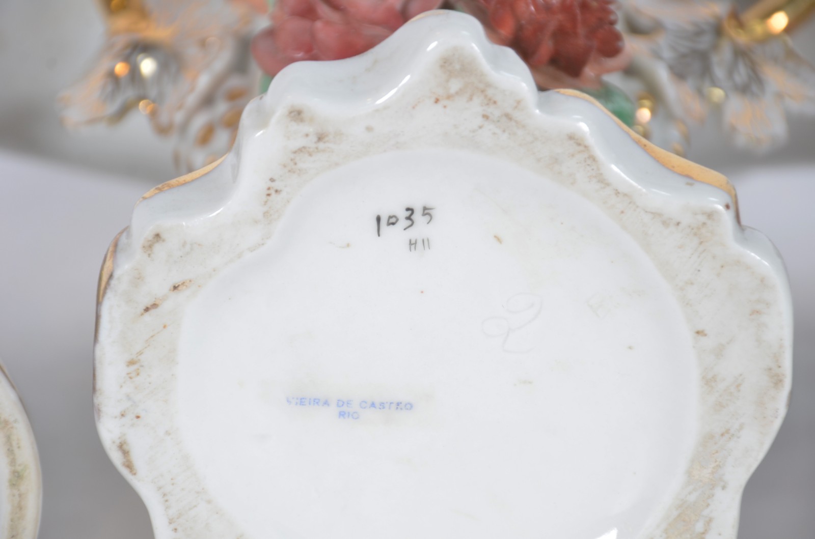 Três peças de porcelana, sendo: par de figuras de casal policromado... - foto 10 de 11