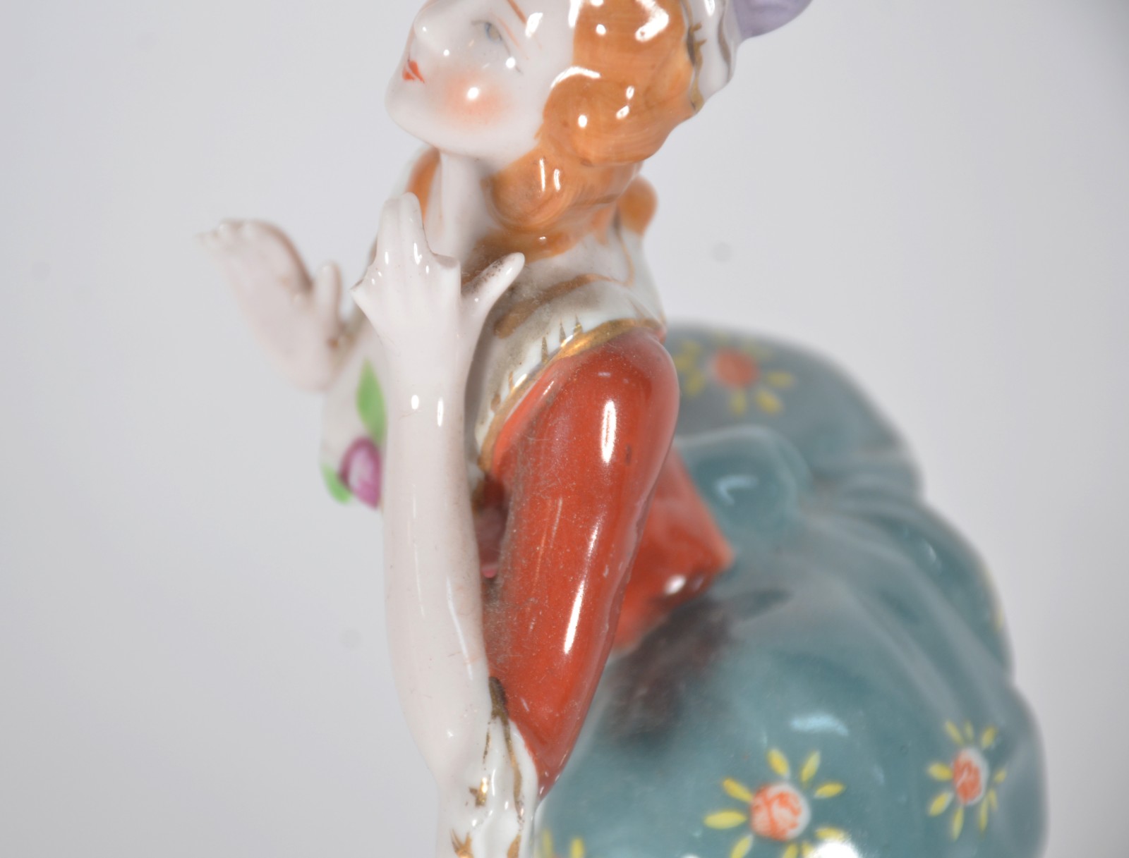 Três peças de porcelana, sendo: par de figuras de casal policromado... - foto 11 de 11