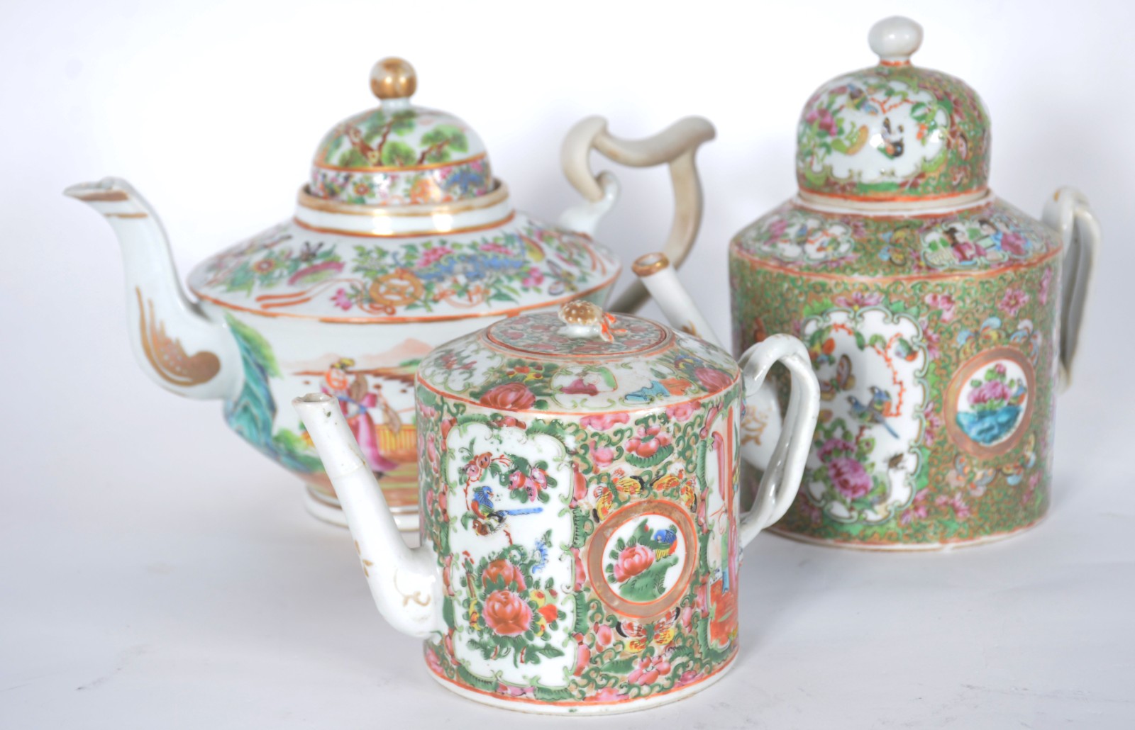 Três antigos bules de porcelana oriental policromada e realces... - foto 1 de 11