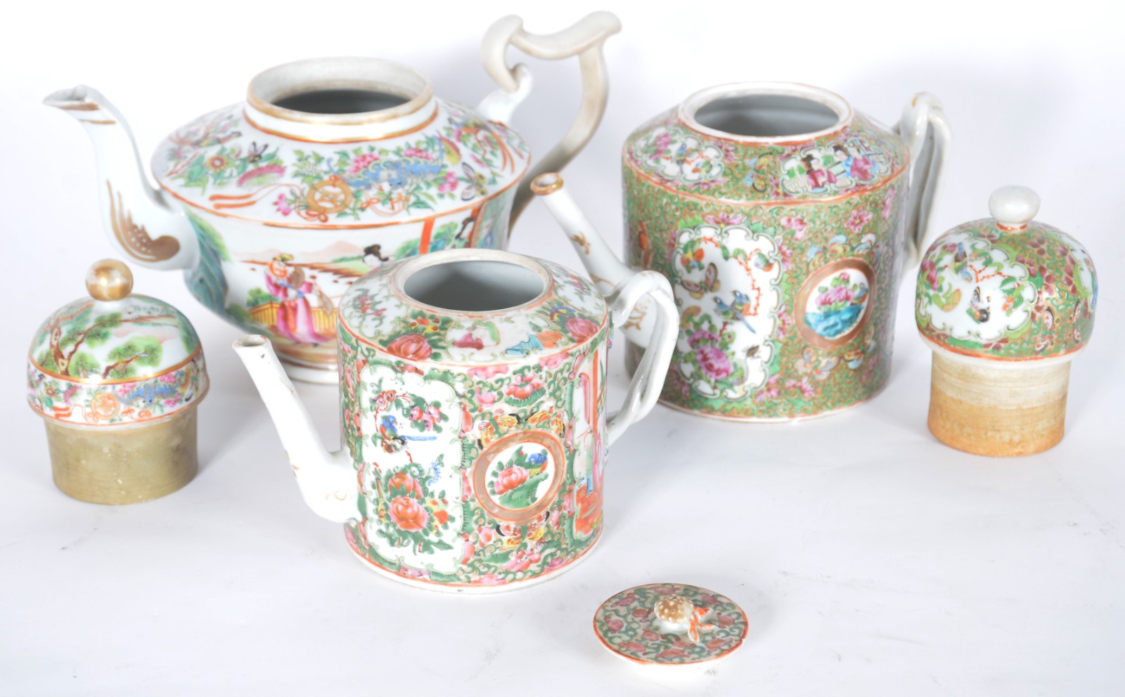 Três antigos bules de porcelana oriental policromada e realces... - foto 2 de 11