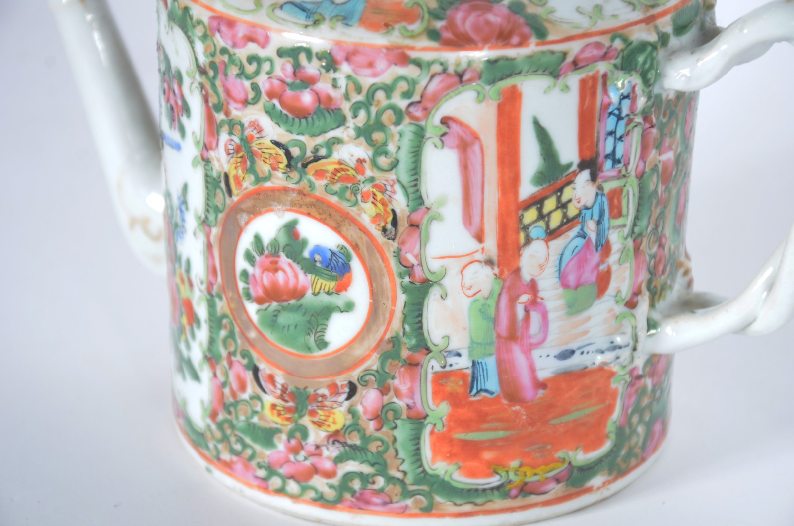 Três antigos bules de porcelana oriental policromada e realces... - foto 3 de 11