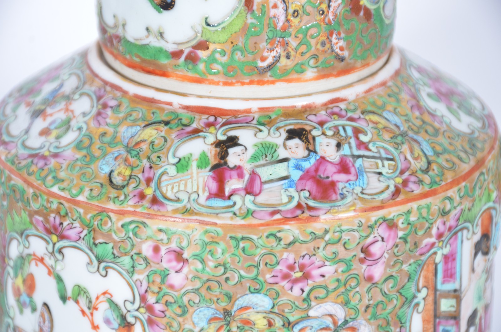 Três antigos bules de porcelana oriental policromada e realces... - foto 4 de 11