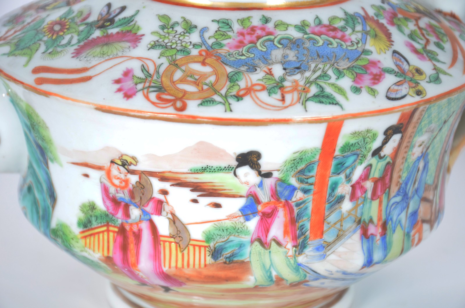 Três antigos bules de porcelana oriental policromada e realces... - foto 5 de 11