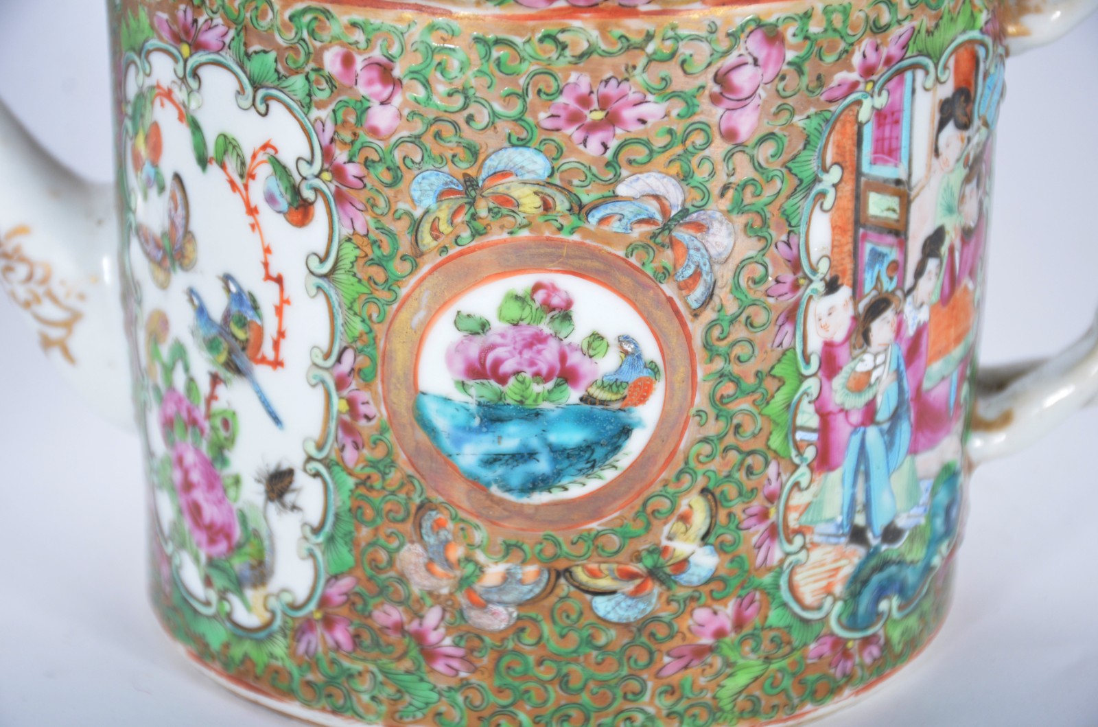 Três antigos bules de porcelana oriental policromada e realces... - foto 6 de 11