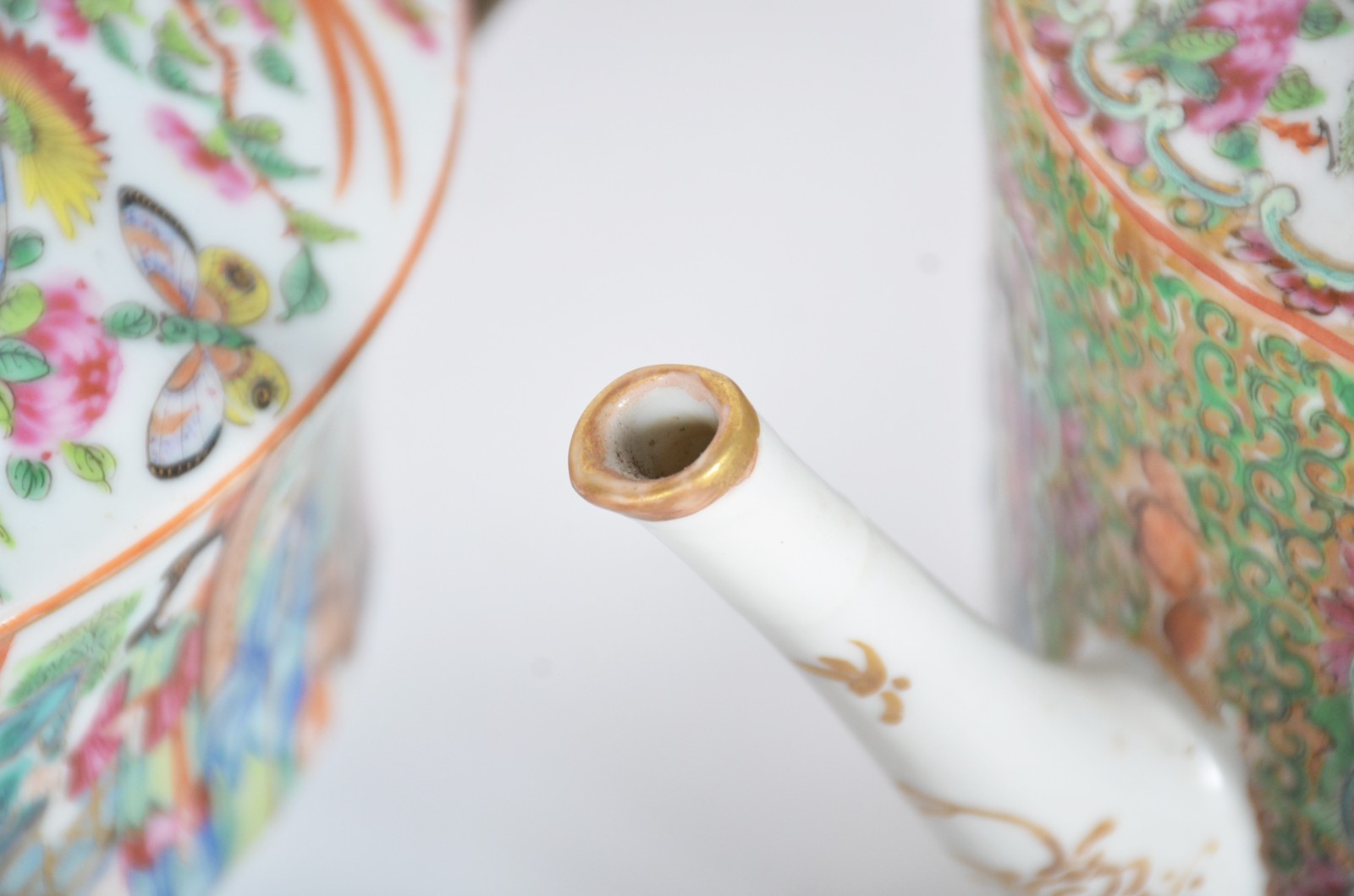 Três antigos bules de porcelana oriental policromada e realces... - foto 7 de 11