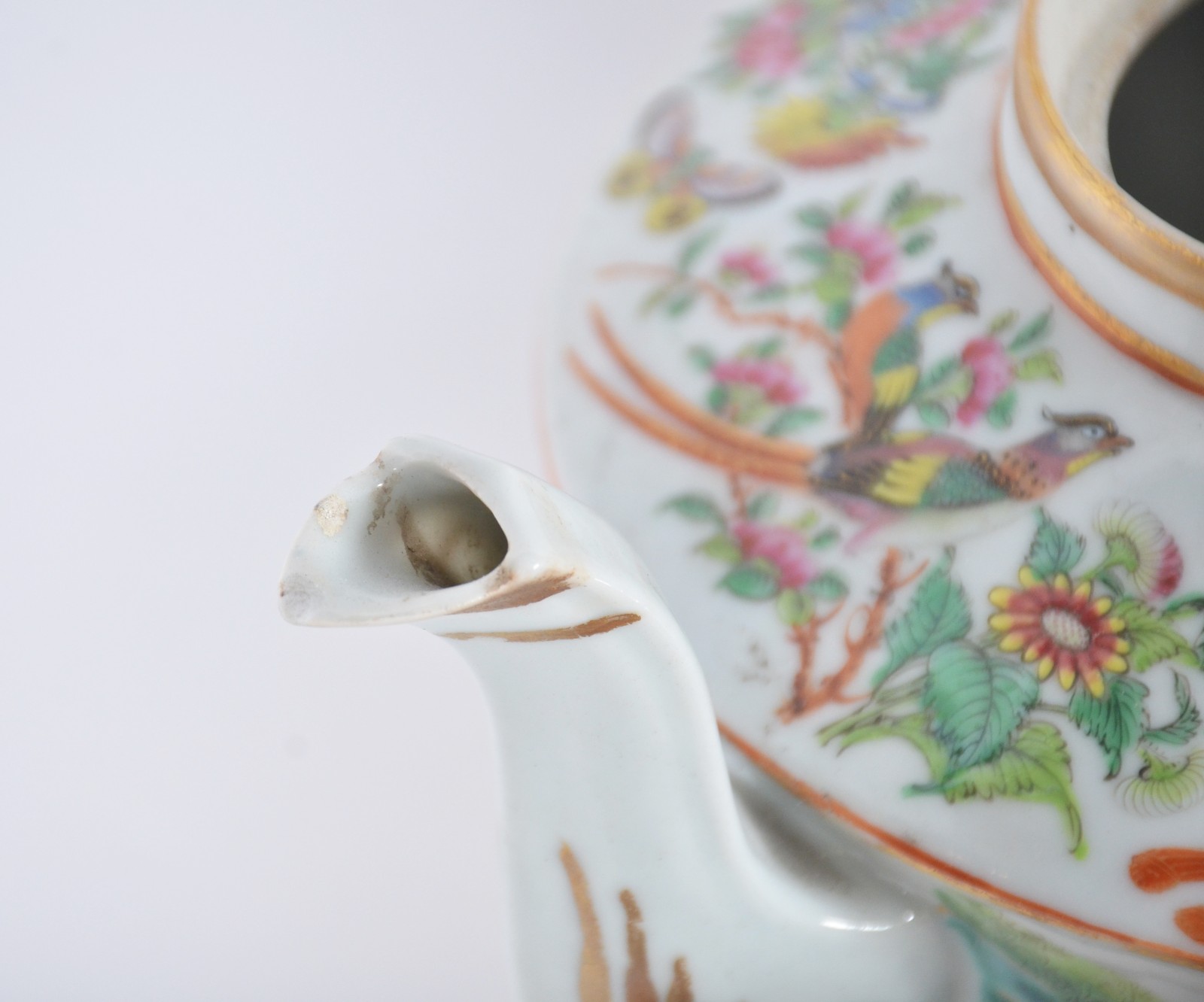 Três antigos bules de porcelana oriental policromada e realces... - foto 8 de 11