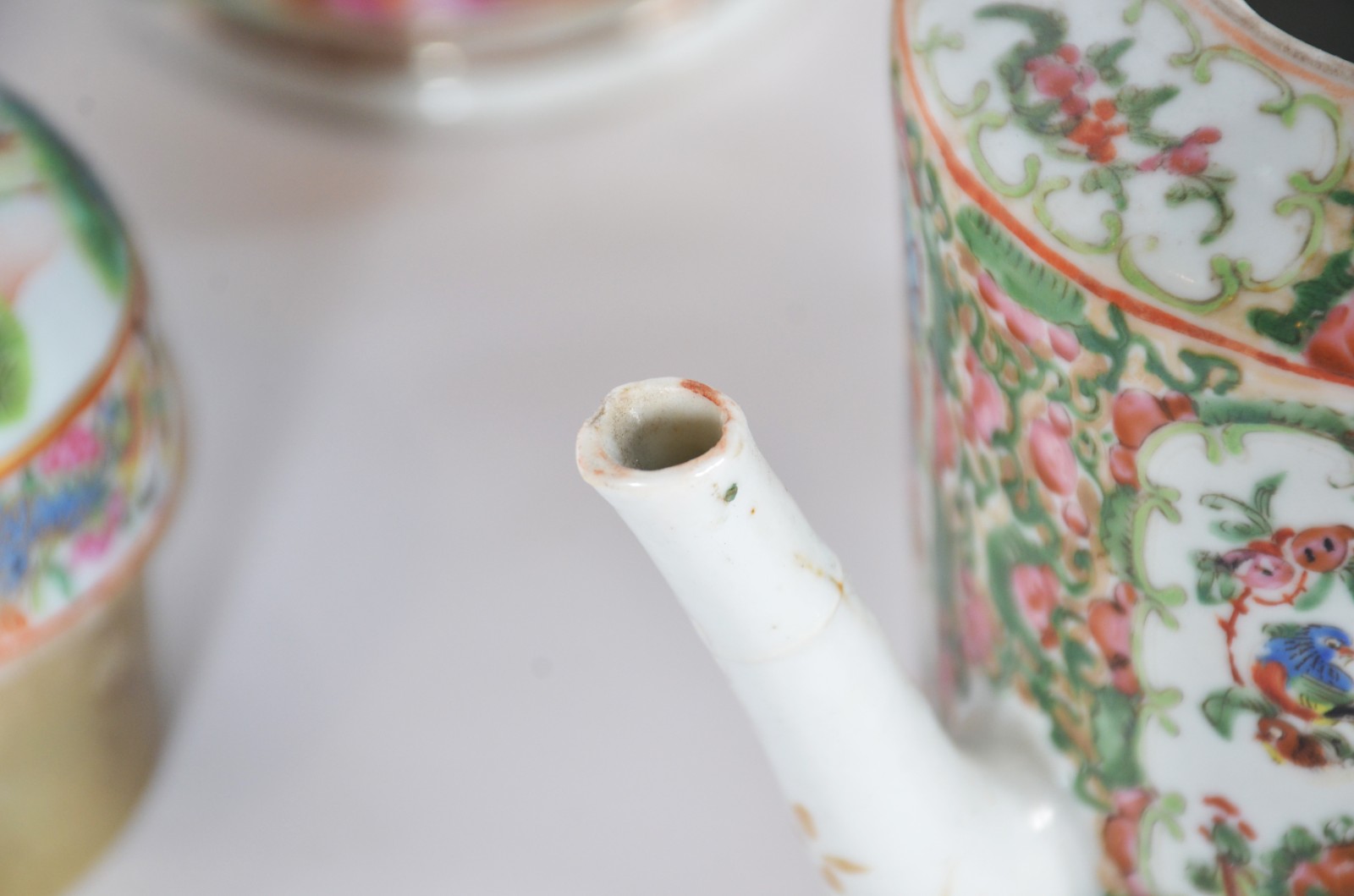 Três antigos bules de porcelana oriental policromada e realces... - foto 9 de 11