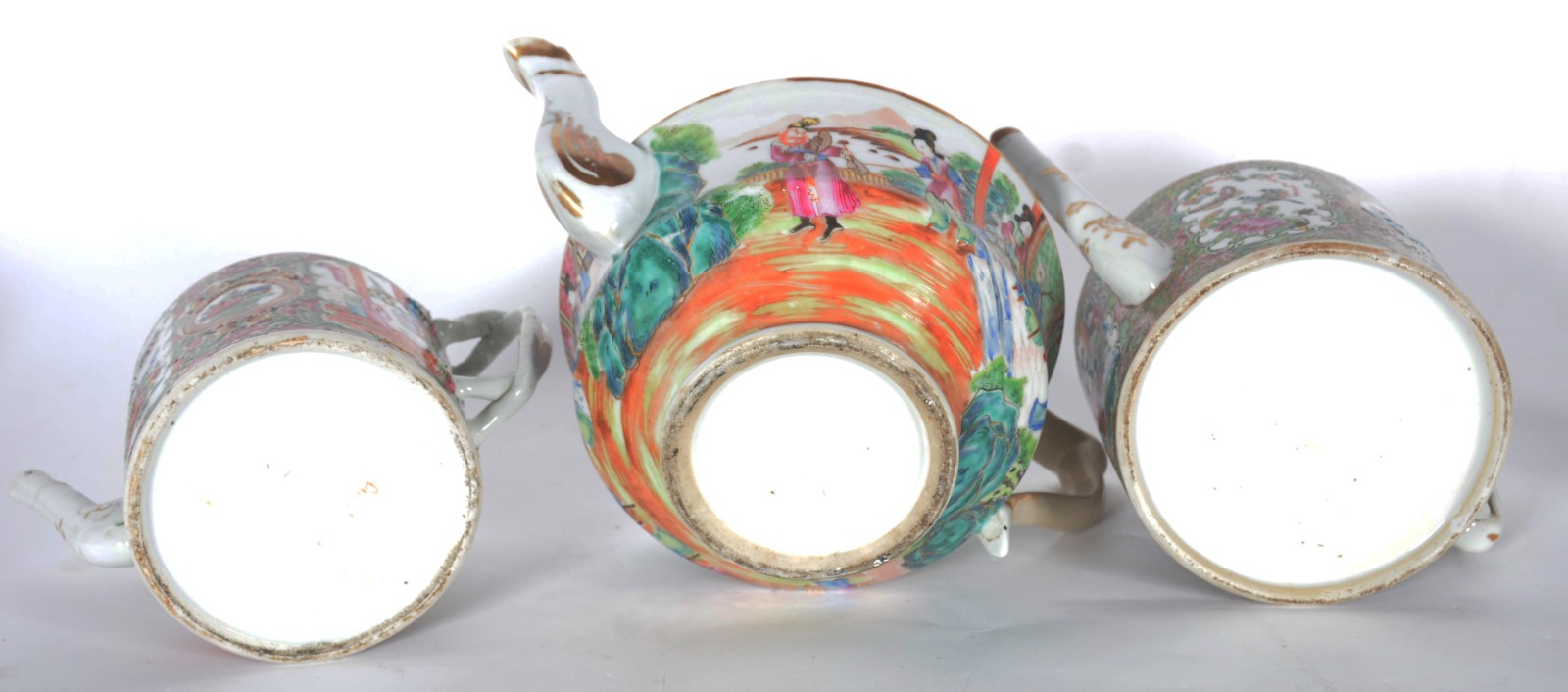 Três antigos bules de porcelana oriental policromada e realces... - foto 10 de 11
