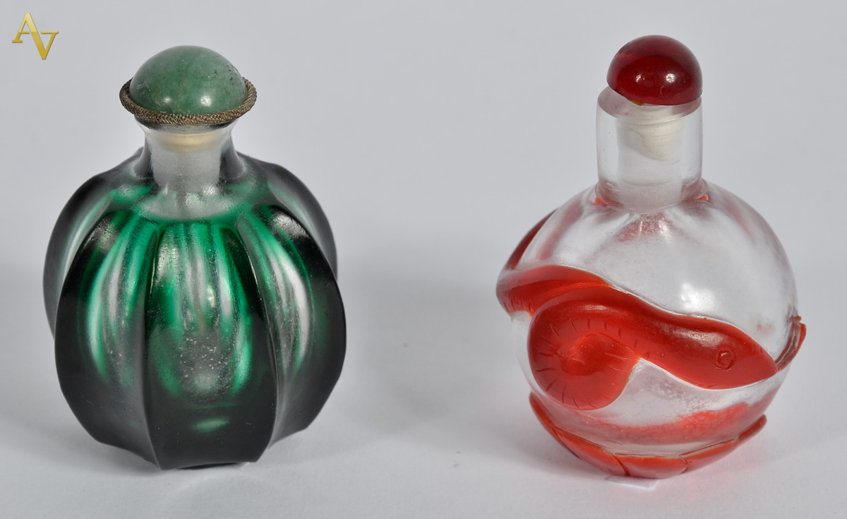 Dois Snuff bottles em cristal com aplicacao. Alt. 7 cm.
