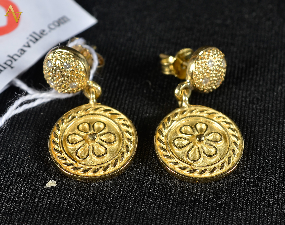 Brinco de ouro 18 k e pave de brilhantes. Peso. 6,8 gr.