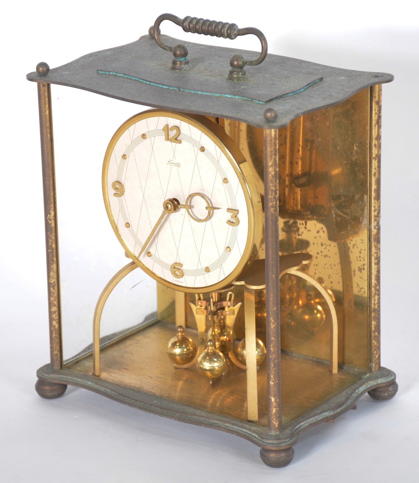Relógio de mesa com caixa de metal dourado. Máquina parada. - foto 1 de 10