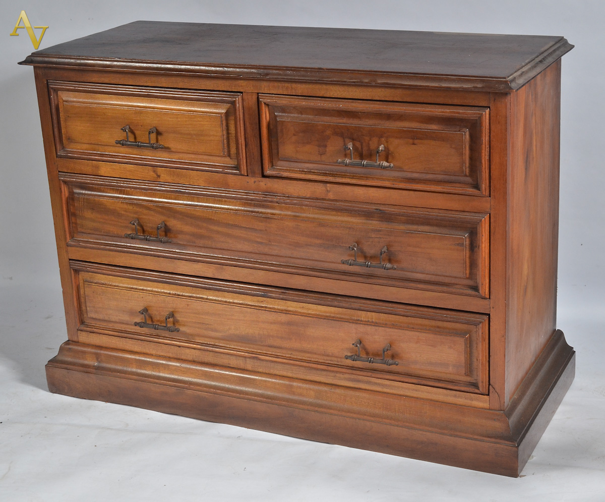 Comoda de madeira nobre com 4 gavetas. Alt. 88 cm - larg. 50 x 1.23m.