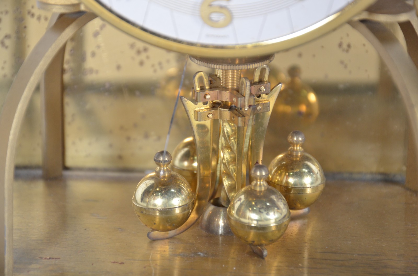 Relógio de mesa com caixa de metal dourado. Máquina parada. - foto 6 de 10