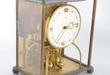 Kundo,  - Relógio de mesa com caixa de metal dourado. Máquina parada.