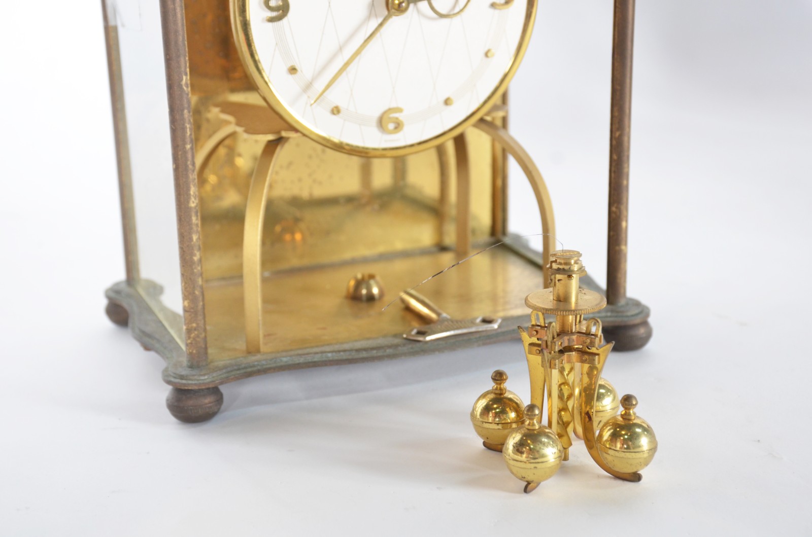 Relógio de mesa com caixa de metal dourado. Máquina parada. - foto 10 de 10