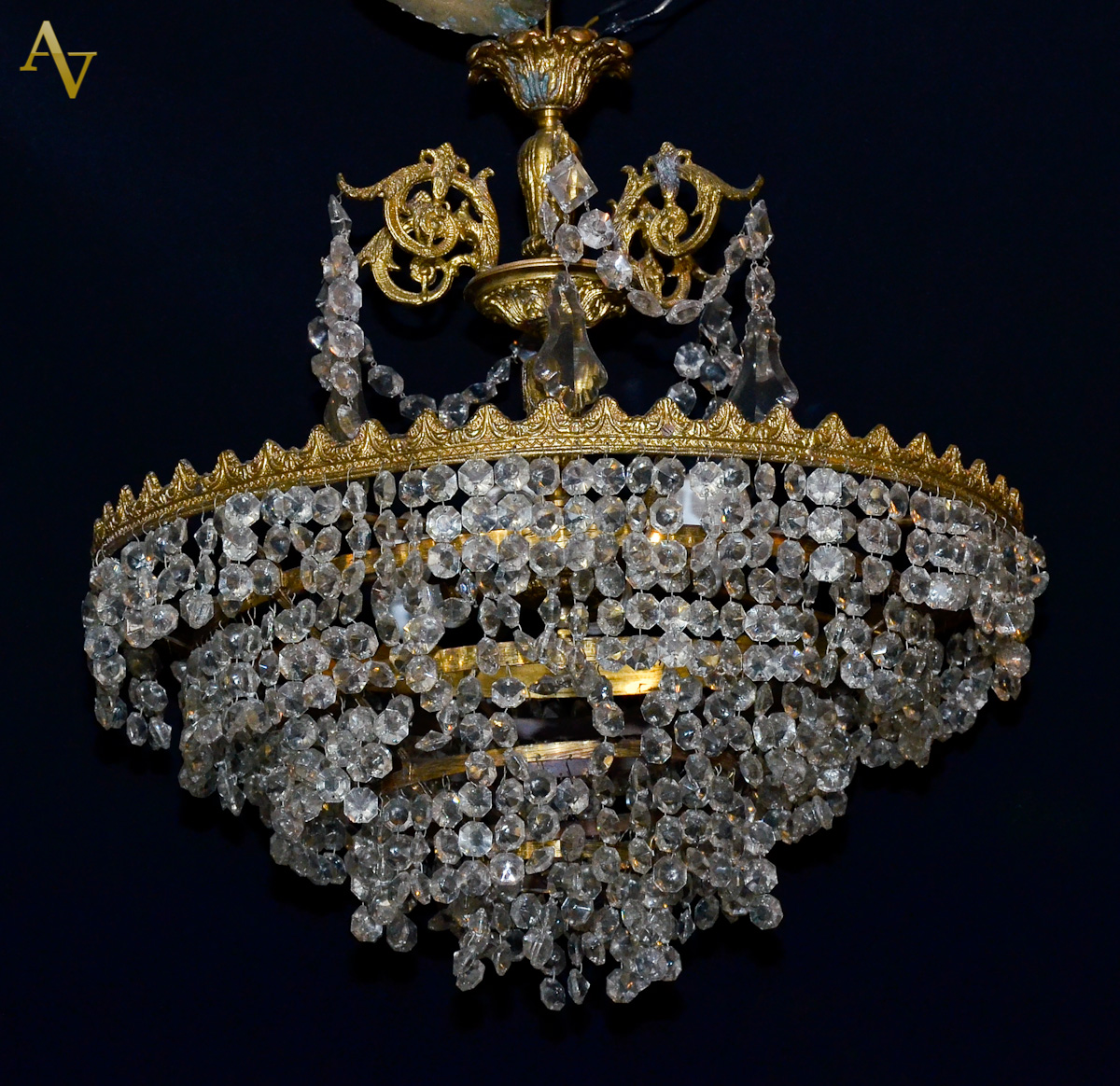 Lustre de metal dourado com pingente de cristal. Diam. 50 cm.