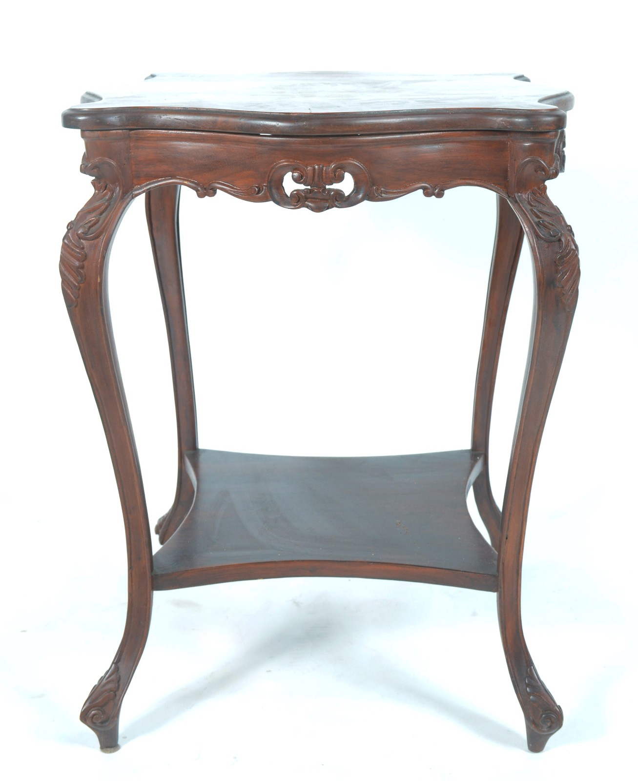 Mesa auxiliar de madeira nobre, saia recortada, quatro pernas... - foto 2 de 6