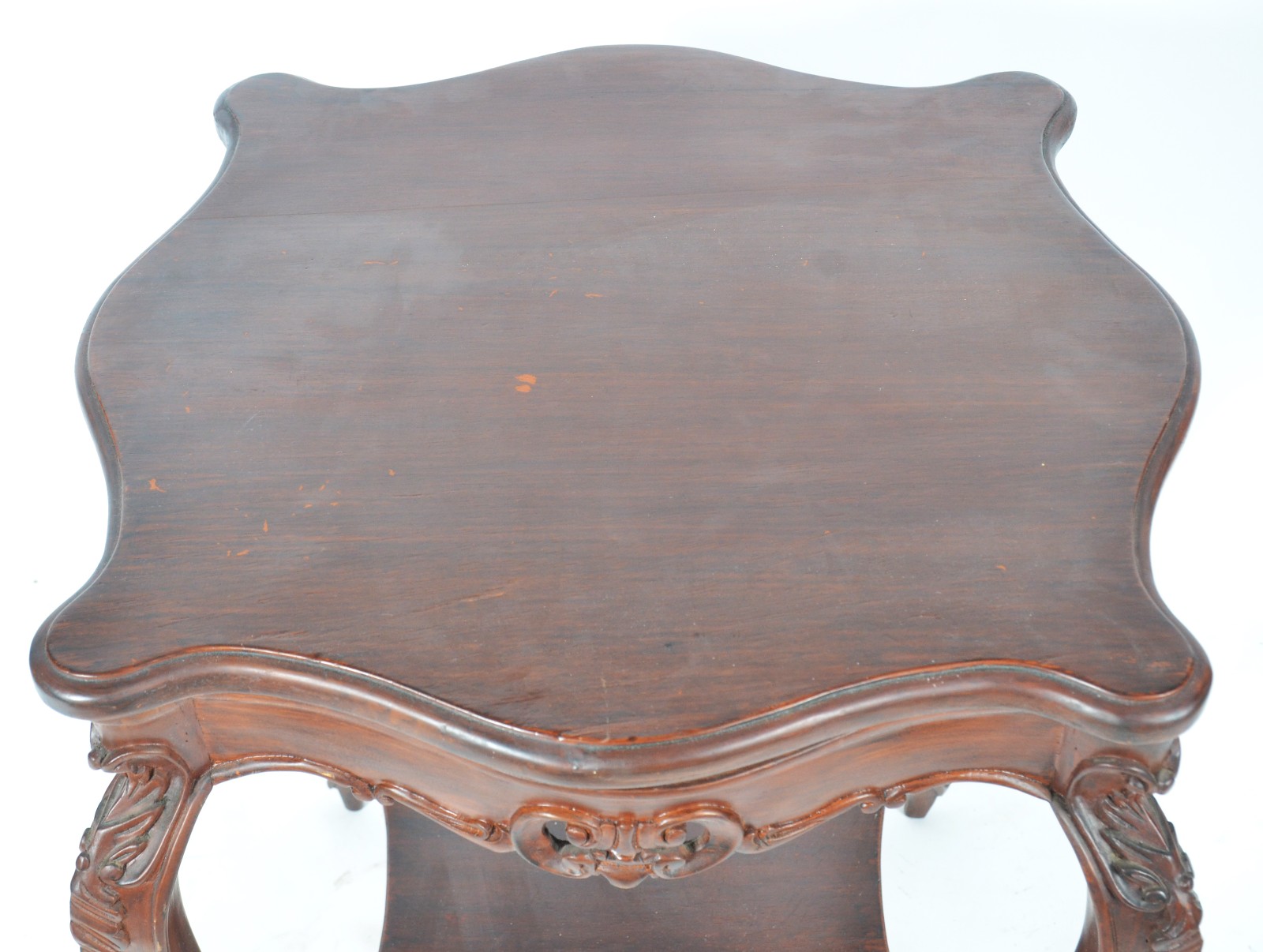 Mesa auxiliar de madeira nobre, saia recortada, quatro pernas... - foto 3 de 6