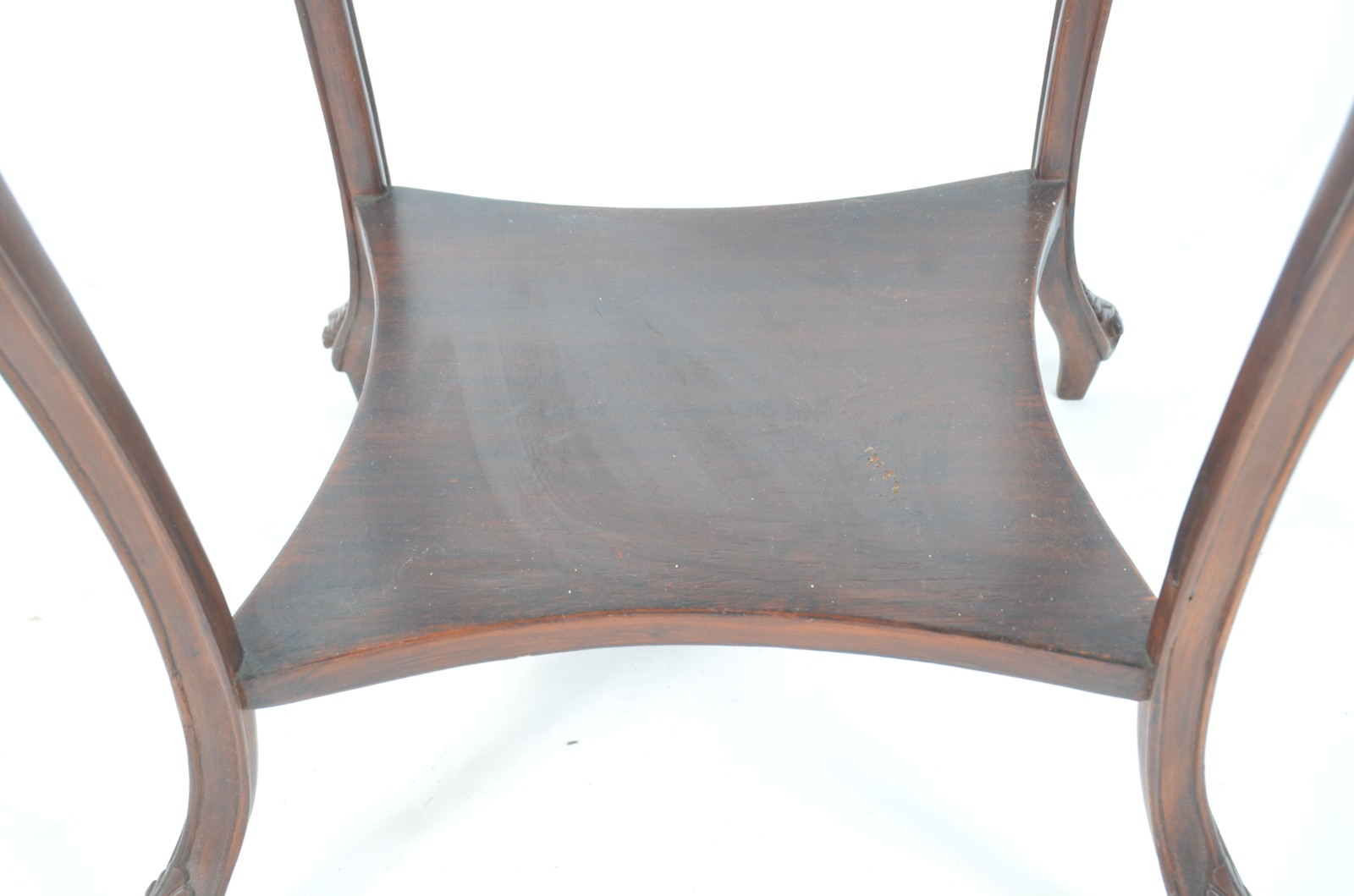 Mesa auxiliar de madeira nobre, saia recortada, quatro pernas... - foto 4 de 6