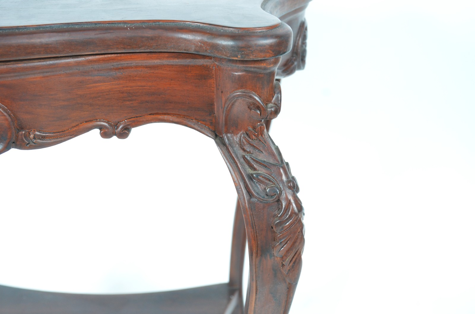 Mesa auxiliar de madeira nobre, saia recortada, quatro pernas... - foto 5 de 6
