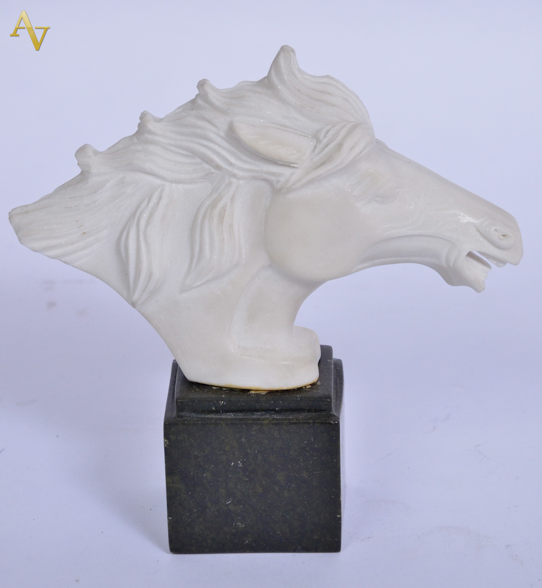 Escultura em marmore branco esculpido (Carrara),representando cabeca...