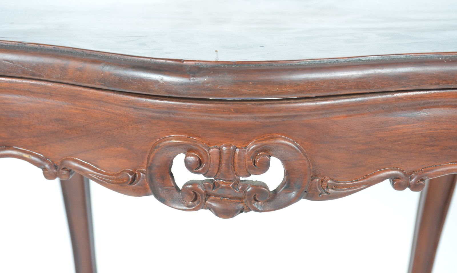 Mesa auxiliar de madeira nobre, saia recortada, quatro pernas... - foto 6 de 6