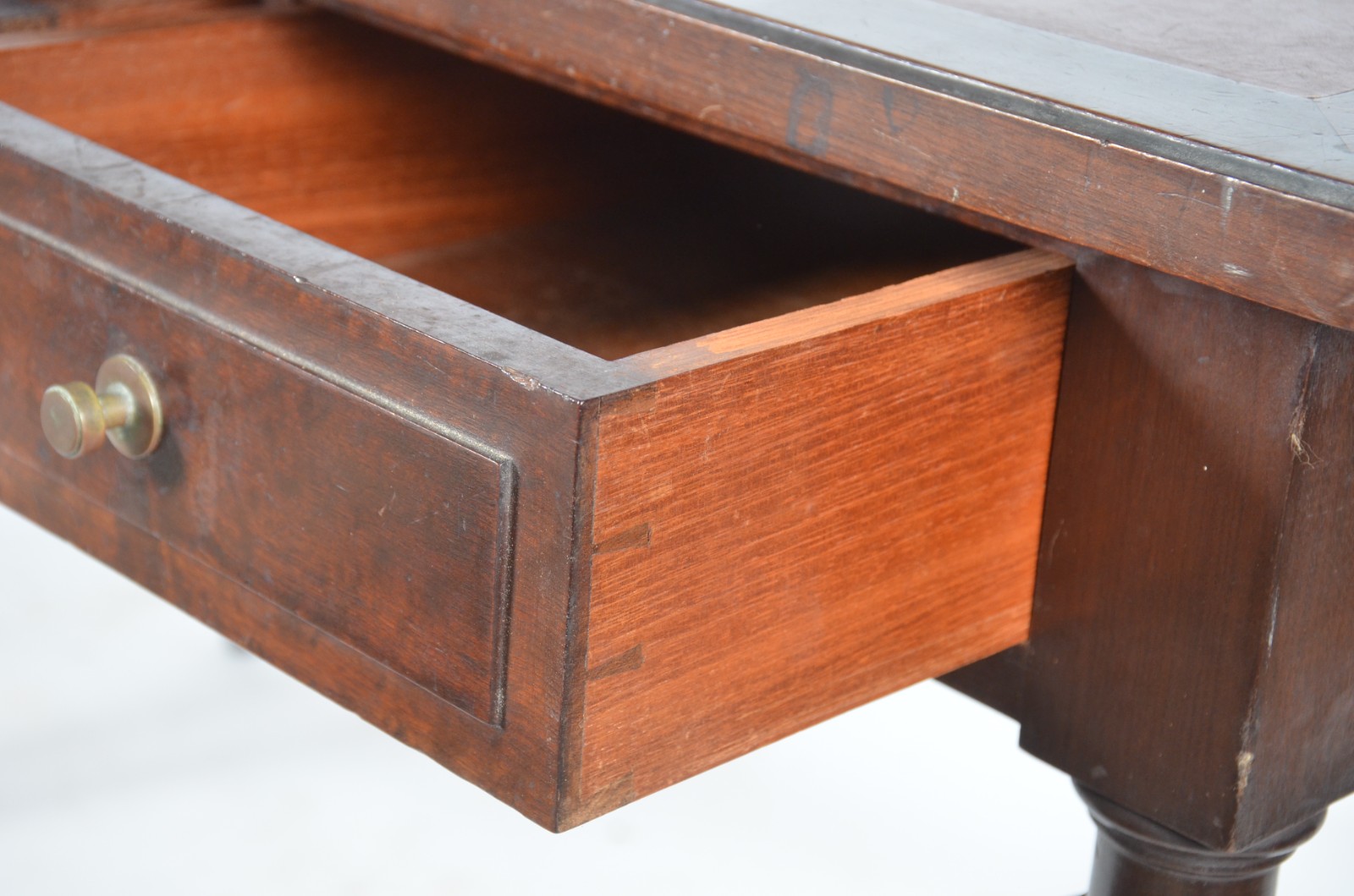 Mesa de escritório de madeira nobre com 3 gavetas, pernas... - foto 3 de 10