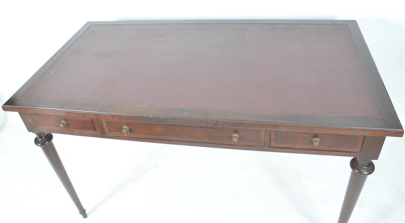Mesa de escritório de madeira nobre com 3 gavetas, pernas... - foto 5 de 10