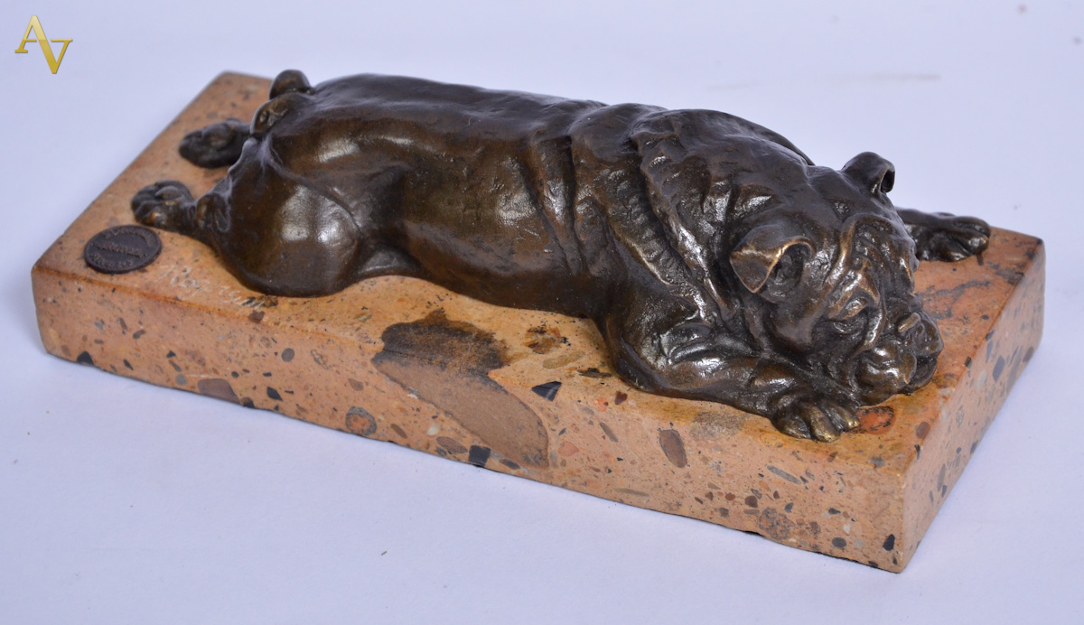 ROGER SUN ( EUA). English Bulldog em bronze, executada com a tecnica...