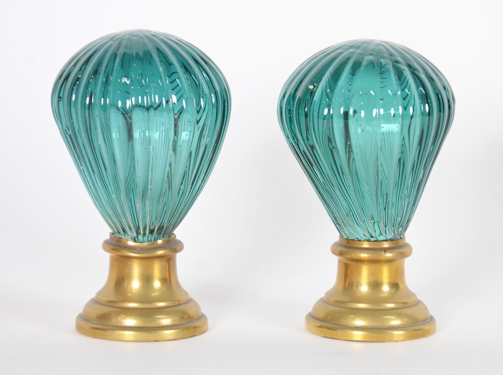Par de pinhas de cristal verde trabalhado em gomos, bases de metal... - foto 1 de 5
